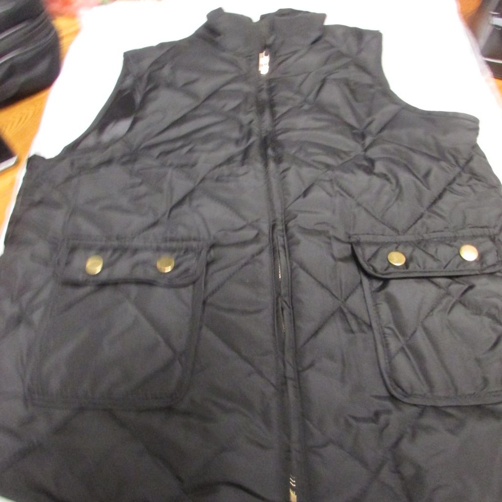 LADIES BLACK QUILTED VEST.